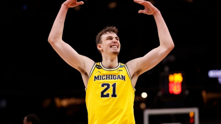 与卡利亚里 与卡利亚里