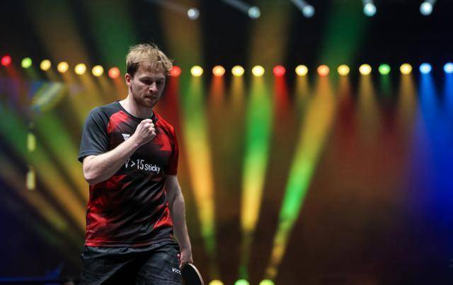 对一名年轻 对一名年轻